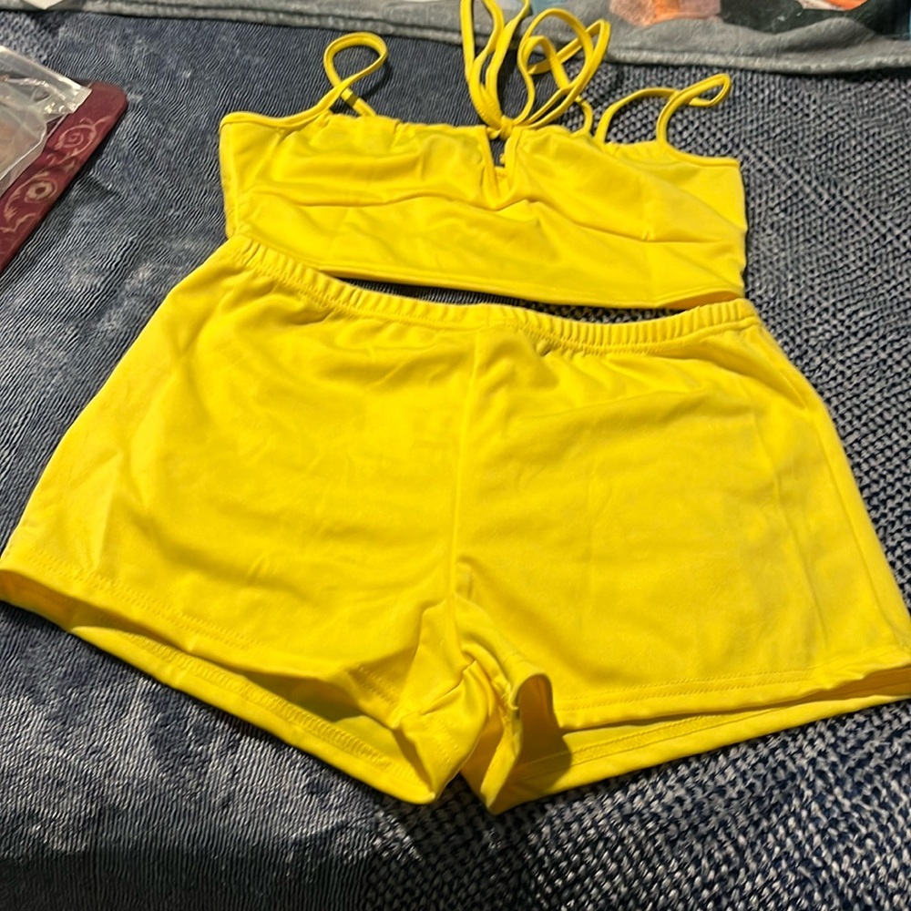 PTP 14 Top shorts waist 14 pretty yellow NEW! Never worn.